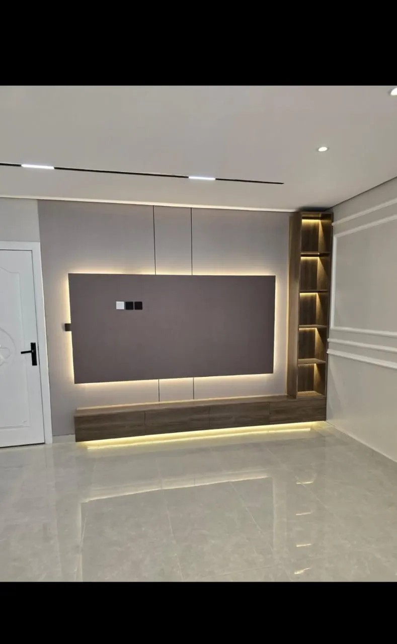 ديكورات المجالس وغرف المعيشة: كيف يبدأ التصميم من الجدار؟